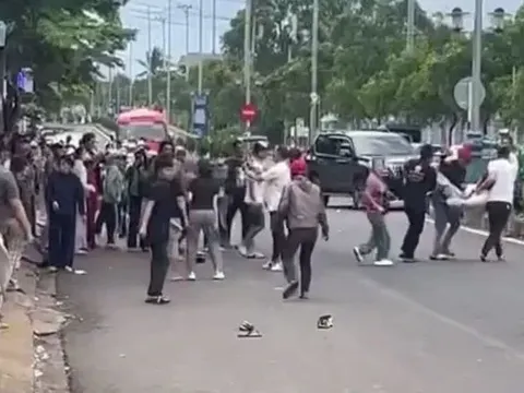 Hỗn chiến trước cổng bệnh viện, 2 người nhập viện