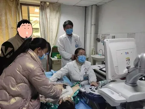 Bé gái 6 tuổi đau bụng dữ dội đều đặn vào 1 ngày duy nhất trong tuần, cha mẹ chết lặng khi nghe chẩn đoán từ bác sĩ