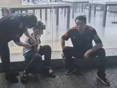 Cậu bé nghiện điện thoại bị bố đánh liền bỏ nhà đi, 2 ngày sau ông bố chỉ biết ôm mặt hối hận