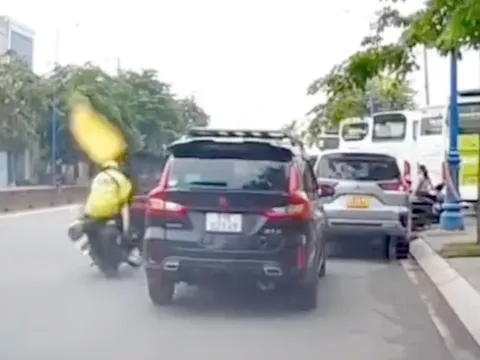 Tài xế ô tô mở cửa gây tai nạn còn đòi bồi thường 3 triệu đồng: Cái giá của "ngông cuồng" là bao nhiêu?