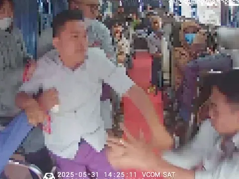 Đang lái xe, tài xế bị tài xế khác hành hung trên ghế lái: Camera ghi lại gì?