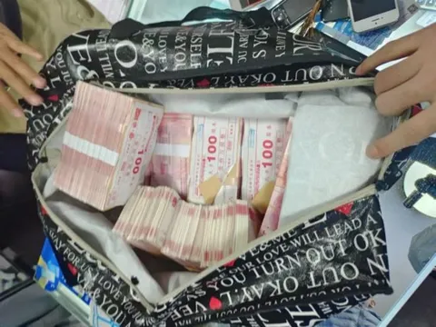 Ngỡ ngàng 20 tỷ đồng tiền mặt và vàng chất thành “núi” trong một căn phòng trọ, hé lộ bí mật khủng suýt hại đời người phụ nữ