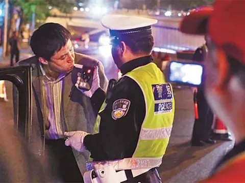 “Tôi uống khi đã xuống xe” - tài xế lôi chai rượu vang trắng từ cốp ô tô ra, ừng ực uống cạn trước mặt cảnh sát