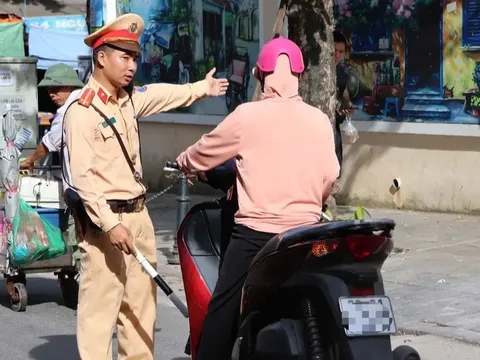 Nữ tài xế cố tình đi ngược chiều, trả lời 1 câu khiến cảnh sát "đứng hình" vì quá ngông nghênh