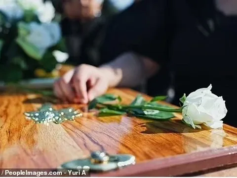 Hoảng hốt thấy cụ bà 88 tuổi bật dậy trong quan tài