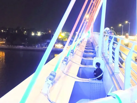 Sự thật bất ngờ gây ức chế về cô gái ôm gương mặt buồn thảm đòi nhảy cầu khắp miền Tây