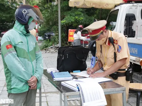 Bị phạt 5 triệu đồng, trừ 2 điểm giấy phép lái xe, nam tài xế xe ôm công nghệ nói 1 câu biện minh nhưng khó lòng thông cảm