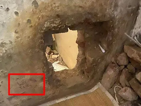 Dòng chữ gây chú ý còn sót lại nơi hiện trường hai phạm nhân khoét tường trốn trại