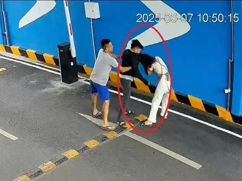 Công an lấy lời khai người đàn ông tấn công vợ cũ ngay tại chỗ làm