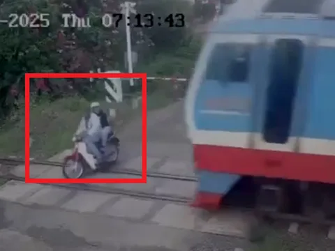 Clip: Ám ảnh khoảnh khắc cuối cùng của hai người đi xe máy băng qua đường sắt bị tàu SE7 tông trực diện