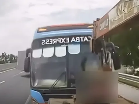 Video ghi lại vụ tai nạn kinh hoàng trên cao tốc Hà Nội - Hải Phòng khiến 2 người tử vong