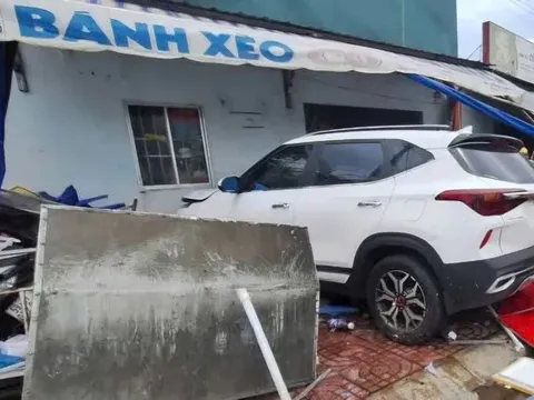 Clip: Hãi hùng khoảnh khắc ô tô tông xe máy rồi lao thẳng vào tiệm bánh xèo khiến 1 người tử vong