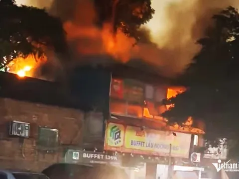 Những bức ảnh ghi nhận hiện trường cháy quán lẩu nướng ở Hà Nội khiến ai cũng hãi hùng