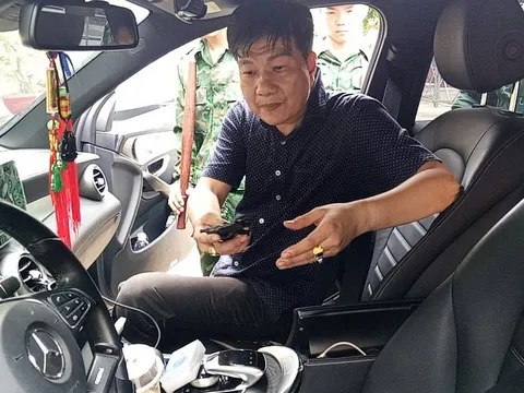 Hé lộ điều bí ẩn gây choáng trong ô tô hạng sang của người đàn ông định "chuồn" qua biên giới