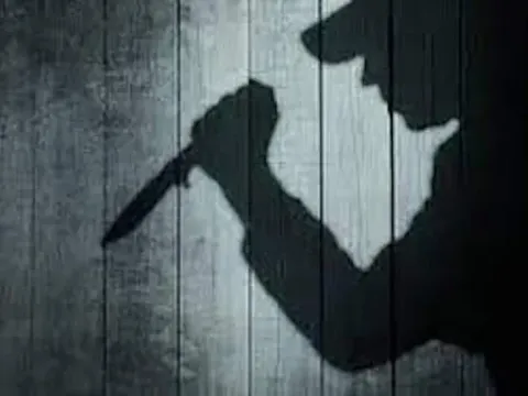 Phẫn nộ nghịch tử dùng dao chém mẹ đẻ thương tích 5% sau trận rượu