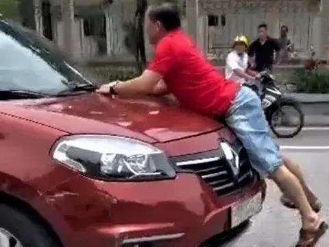 Thông tin bất ngờ vụ người đàn ông bám vào capo ô tô chạy giữa phố