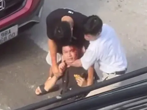"Có biết tao là ai không" - người đàn ông lớn tuổi vừa nói vừa đánh thanh niên chảy máu đầu