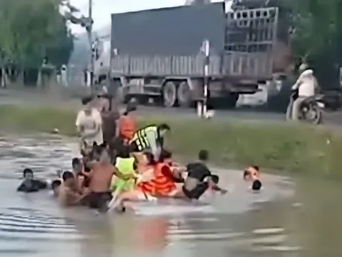 13 người rơi xuống mương nước và cảnh giải cứu nghẹt thở như phim