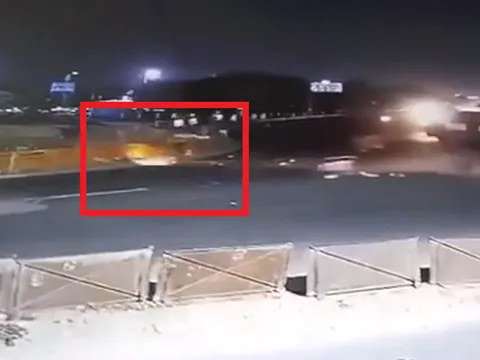 Clip: Đôi nam nữ tử vong thương tâm khi xe máy Ducati đâm xuyên lan can lao xuống đường hầm sâu, chi tiết bất thường tại hiện trường