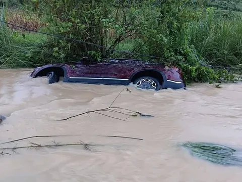 Ô tô chở 5 người bị lũ cuốn trôi: Tình hình hiện tại của các nạn nhân ra sao?