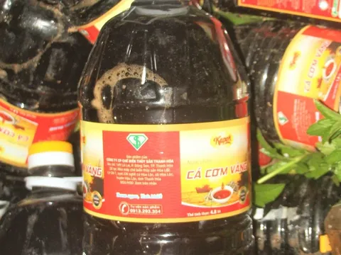 Danh tính người đổ bỏ cả nghìn chai nước mắm ở bờ kênh thủy lợi