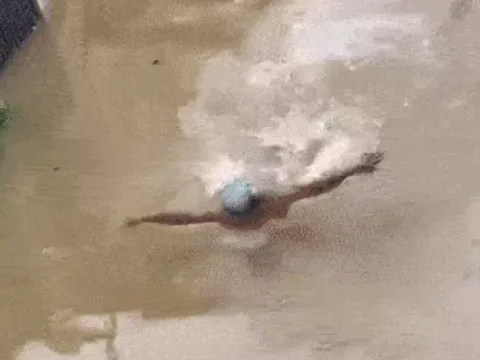 Nhiều phố ở Thái Nguyên ngập như sông, thầy giáo "tung tăng" bơi lội