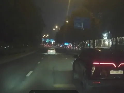 Clip:  Ô tô “tạt đầu” xe khác như diễn xiếc trên đại lộ Mai Chí Thọ