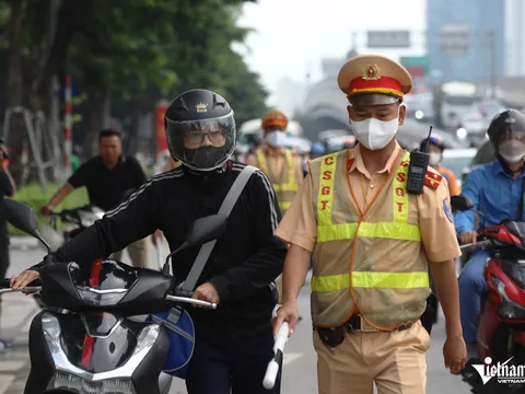 Quy trình dừng xe kiểm tra của CSGT đúng quy định là như thế nào, CSGT được kiểm tra những giấy tờ gì?