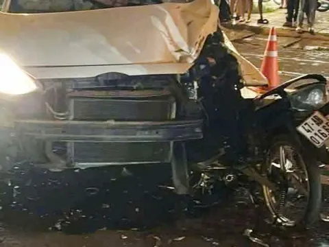 Bất ngờ tông dính chặt vào ôtô, hai học sinh thiệt mạng thương tâm