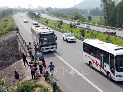 Đón khách trên đường cao tốc, tài xế xe khách đối mặt với mức phạt từ 10 - 12 triệu đồng