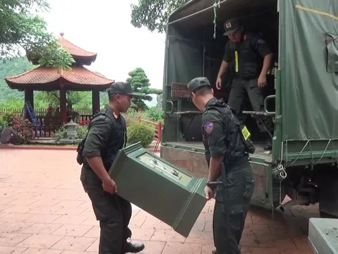 Chiếc két sắt và nhiều giấy tờ được công an mang ra khỏi trang trại của Vi "ngộ"