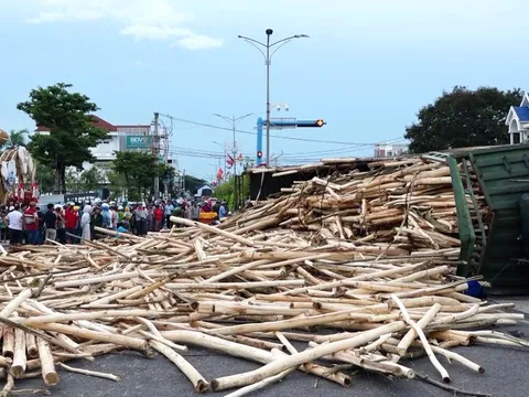 Xe đầu kéo lật ngang khiến một học sinh tử vong: Khoảnh khắc lạnh người nhất