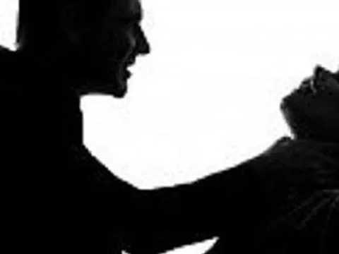 Chồng cũ "điên tiết" siết cổ vợ khi nghe chuyện "yêu" nhiều người lúc mình đang chấp hành hình phạt tù