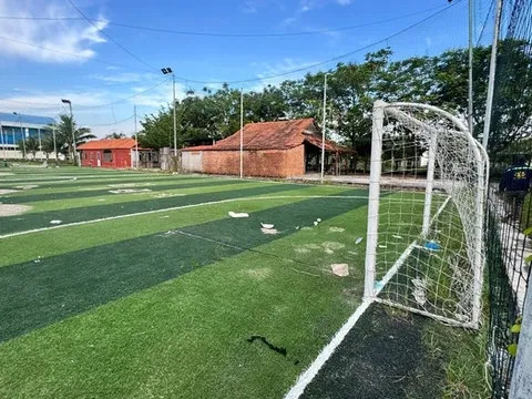 Bé trai 7 tuổi nghi bị cầu môn sân bóng cỏ nhân tạo đè trúng tử vong: Công an trích xuất camera, dấu vết hiện trường đau xót