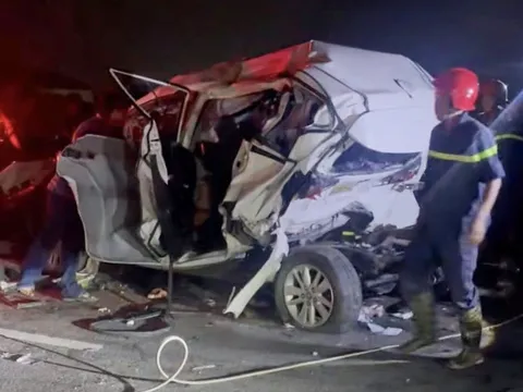 Hiện trường ô tô con biến dạng sau tai nạn giữa 4 xe trên cao tốc, những chi tiết đầy ám ảnh