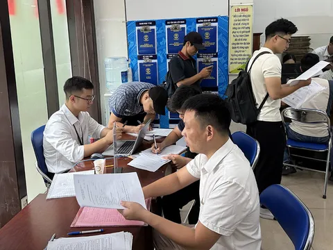 Bất ngờ trong những ngày đầu cấp xã, phường được quyền cấp "sổ đỏ" cho người dân