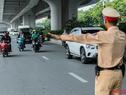 Chùm ảnh: Xe máy tràn vào làn ô tô trên đường Phạm Văn Đồng ngày đầu phân làn