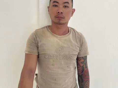 Thức dậy đi vệ sinh, người phụ nữ choáng váng với hành động đê hèn của gã giấu mặt