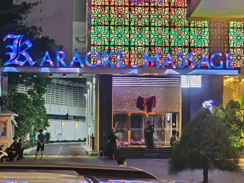 Nhiều cảnh sát bất ngờ có mặt tại khách sạn Quinter Nha Trang: Những ghi nhận ban đầu gây hiếu kỳ với người dân