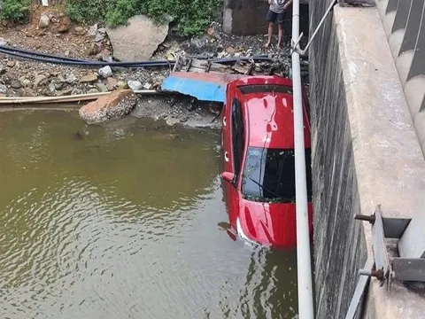 Ô tô con chở 4 người lao xuống sông, hiện trường ám ảnh khi chiếc xe nằm gọn dưới gầm cầu