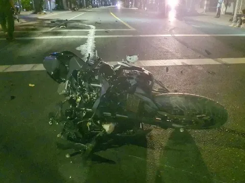 Clip: Khoảnh khắc kinh hoàng mô tô phân khối lớn tông lật xe tải ở TP HCM