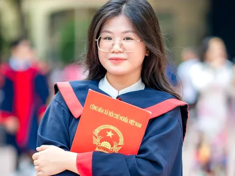 Nữ sinh 'trường làng' trúng tuyển 3 trường chuyên: Chiếm trọn tình cảm của bạn bè và thầy cô bởi tính cách này