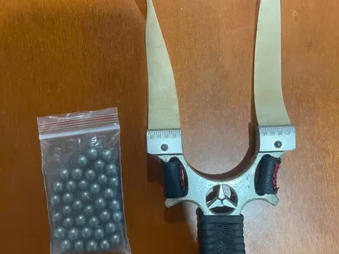 Điều tra vụ dùng ná cao su bắn đạn bi vào ngực hàng xóm vì điều này