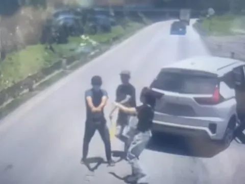 Dùng dao găm và súng ngắn K54 đe dọa tài xế xe tải giữa đèo Đá Trắng: 2 người đàn ông đã thừa nhận điều gì?