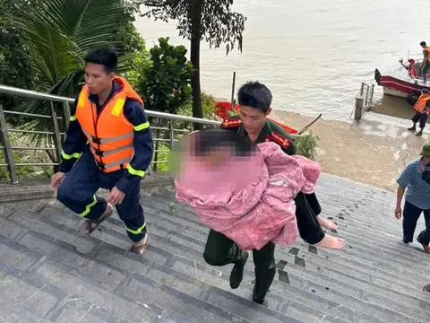 Clip: Nghẹt thở khoảnh khắc Cảnh sát PCCC&CNCH lao mình xuống sông cứu cô gái nhảy cầu Vĩnh Tuy - là sinh viên quê Ninh Bình