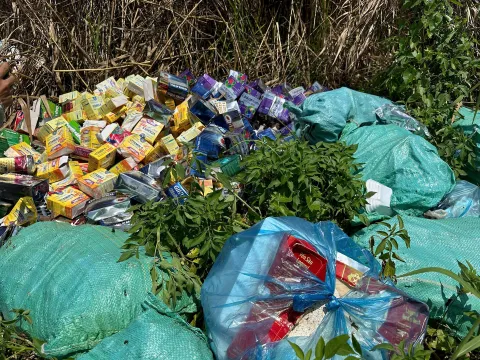 Hàng loạt thuốc, thực phẩm chức năng bị vứt bỏ bên lề đường: Tiêu hủy vật chứng nhằm che giấu tội phạm?