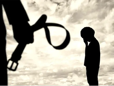 Người đàn ông đổ lỗi cho 'nghiệp chướng' sau khi hại bé 2 tuổi qua đời, cảnh sát phát hiện thứ đáng sợ trên giường