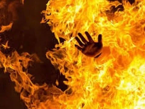 Bà mẹ trẻ ôm con 2 tuổi và 8 tháng tẩm xăng tự thiêu