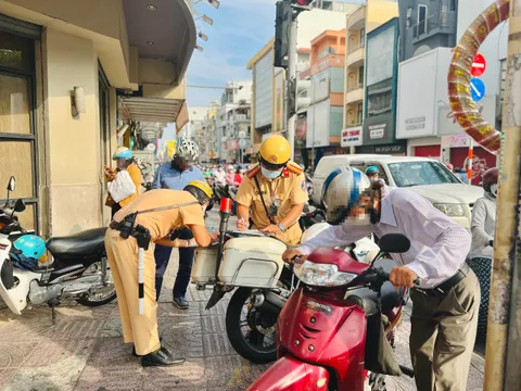 Từ năm 2025, duy nhất 2 trường hợp xe máy được vượt bên phải mà không bị phạt, ai cũng cần biết