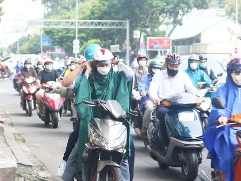 Dừng xe máy mặc áo mưa bị phạt tới 14 triệu đồng: CSGT nói gì trước thông tin này?